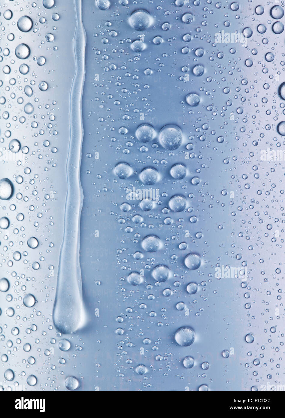 Gotas de agua sobre fondo de cristal azul. Foto de stock