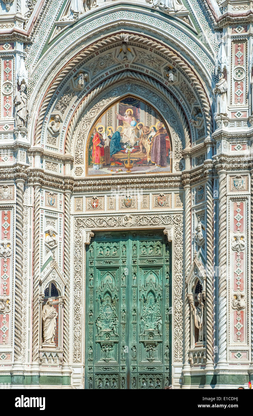 Puerta de bronce y mosaicos de la catedral de Florencia Foto de stock