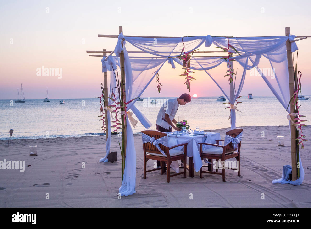 Cena romántica en la playa, la isla de Ko Lanta, Tailandia Foto de stock