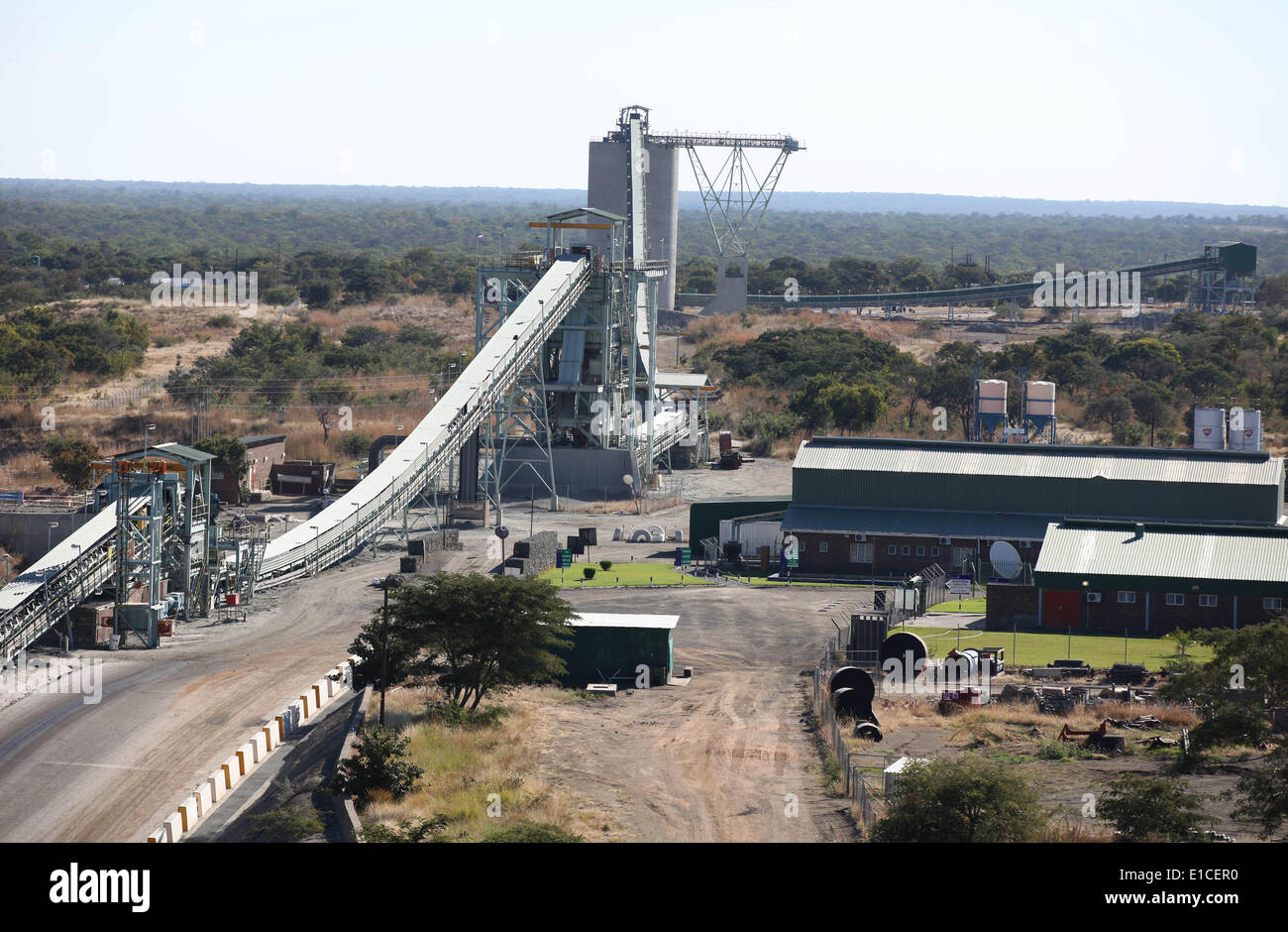 (140530) -- NGEZI (Zimbabwe), 30 May (Xinhua) -- La foto tomada el 30 de mayo de 2014 muestra una vista horizontal de infraestructuras de Zimplats de Ngezi, Zimbabwe. Zimbabwe los mayores productores de platino Zimplats anunció el viernes que invertirá 100 millones de dólares EE.UU. para establecer una refinería y elevar la producción a 270.000 onzas por año. (Xinhua/Stringer) Foto de stock