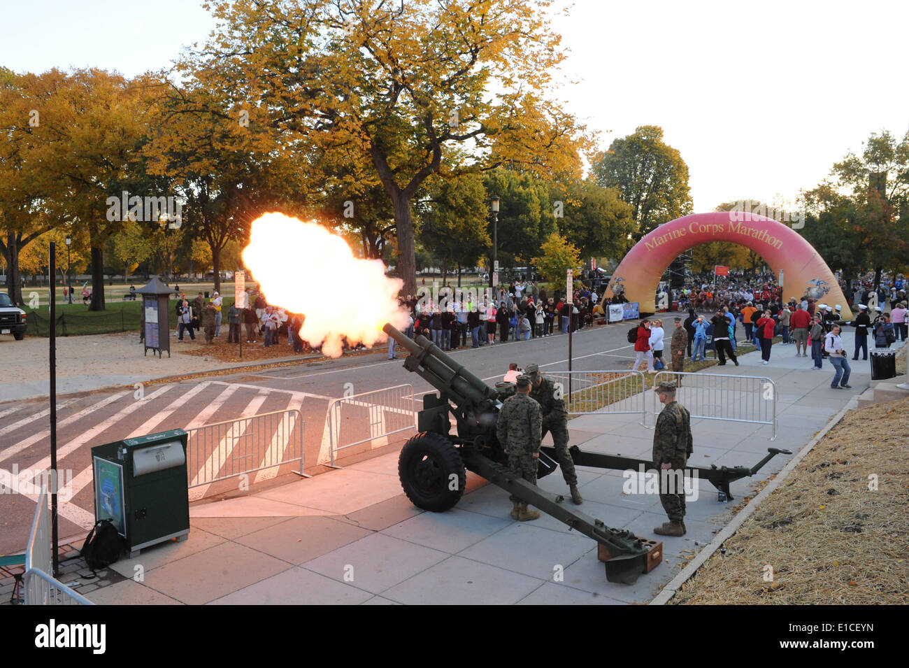 Marines estadounidenses disparan un obús durante el inicio de la 34ª reunión anual de la Marine Corps maratón en Arlington, Virginia, 25 de octubre de 2009. (DoD p Foto de stock