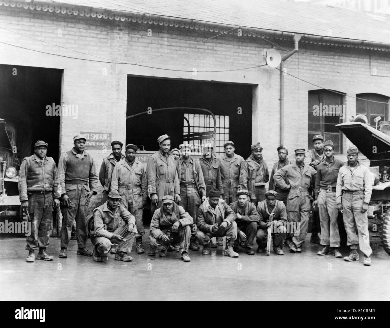 Soldados americanos africanos en Italia durante la Segunda Guerra Mundial.  Fueron con la Decimoquinta Fuerza Aérea comando Service. Ca. 1943-45  Fotografía de stock - Alamy