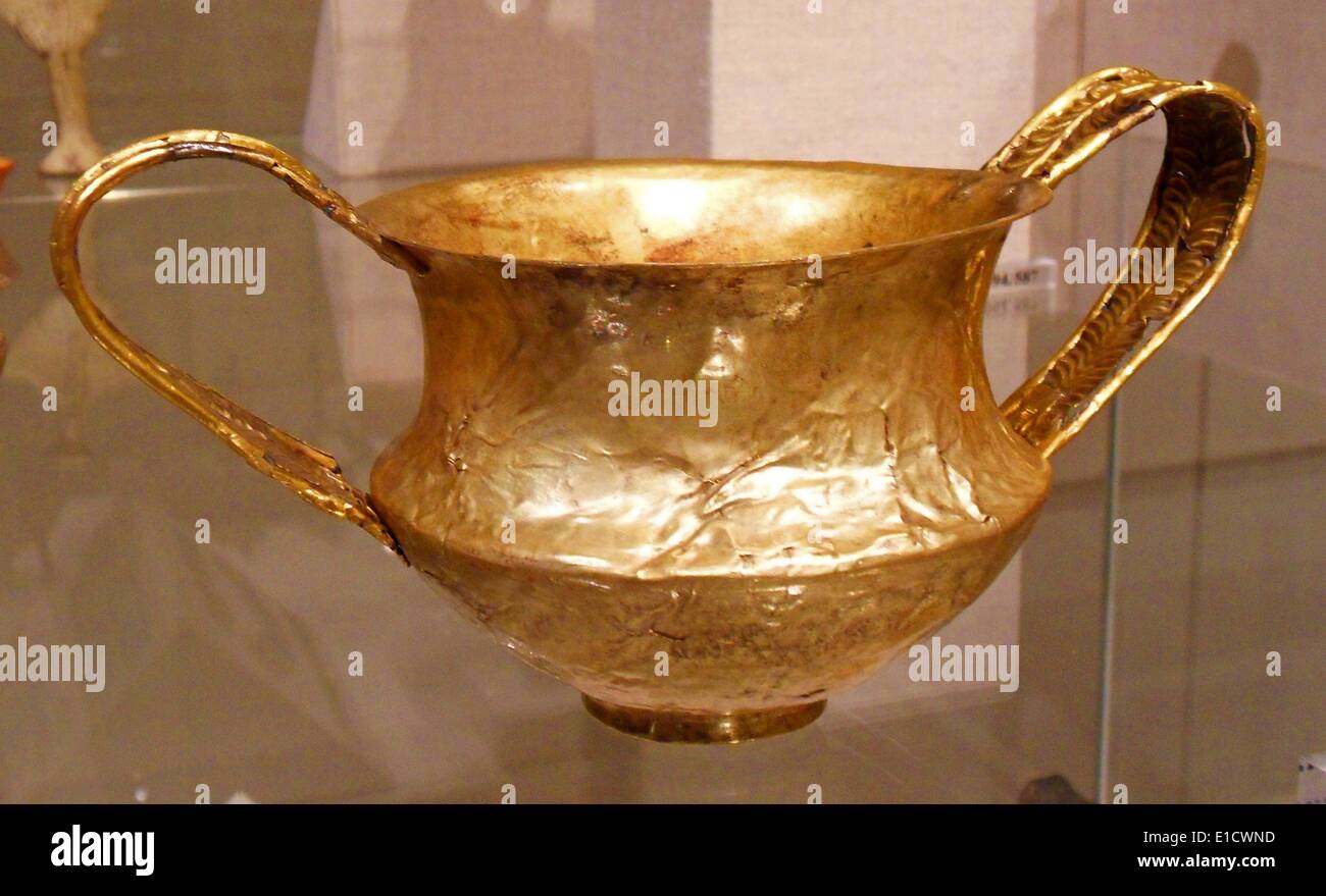 Kantharos de oro (beber una taza con dos asas verticales). (Helladic micénicos), tarde Helladic I, ca. 1550-1500 A.C. Foto de stock