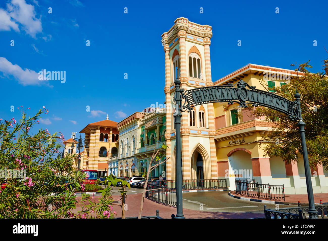 Los Emiratos Árabes Unidos, Dubai, barrio de Jumeirah, el centro comercial Mercato, estilo italiano Foto de stock