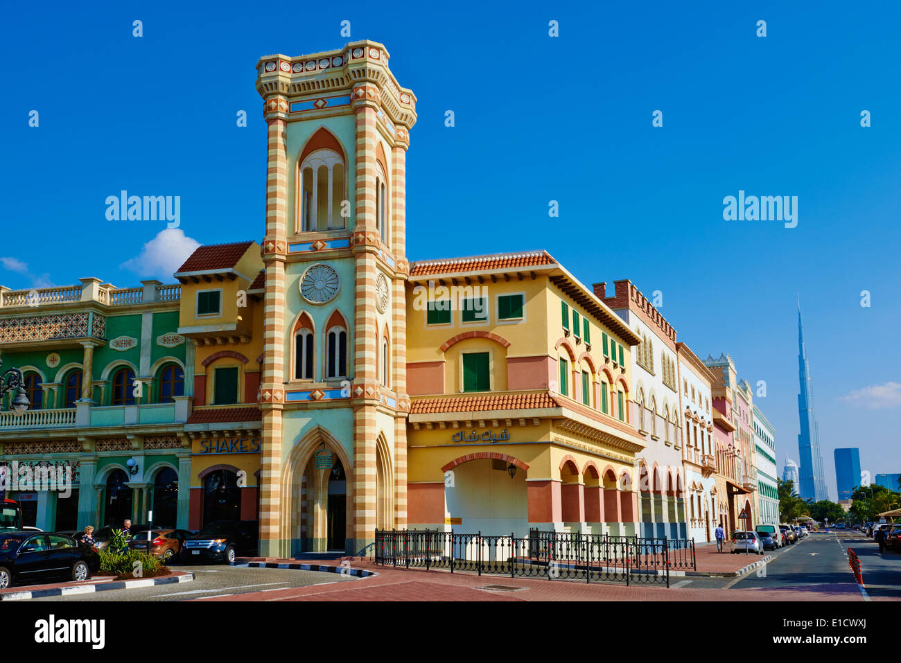 Los Emiratos Árabes Unidos, Dubai, barrio de Jumeirah, el centro comercial Mercato, estilo italiano y Burj Khalifa tower Foto de stock
