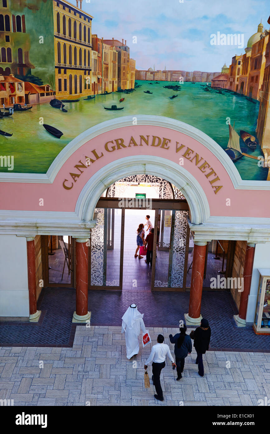 Los Emiratos Árabes Unidos, Dubai, barrio de Jumeirah, el centro comercial Mercato, estilo italiano Foto de stock