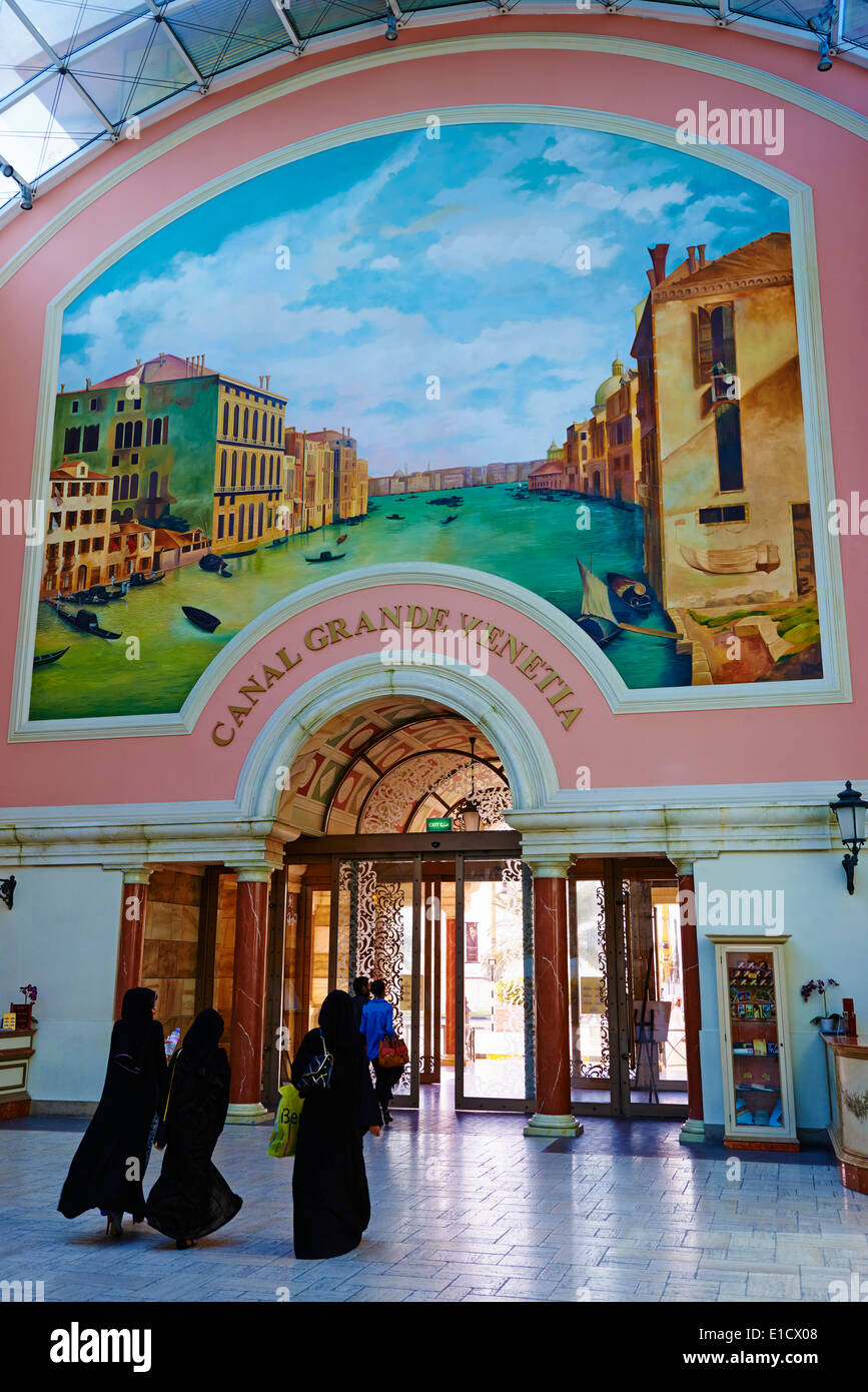 Los Emiratos Árabes Unidos, Dubai, barrio de Jumeirah, el centro comercial Mercato, estilo italiano Foto de stock