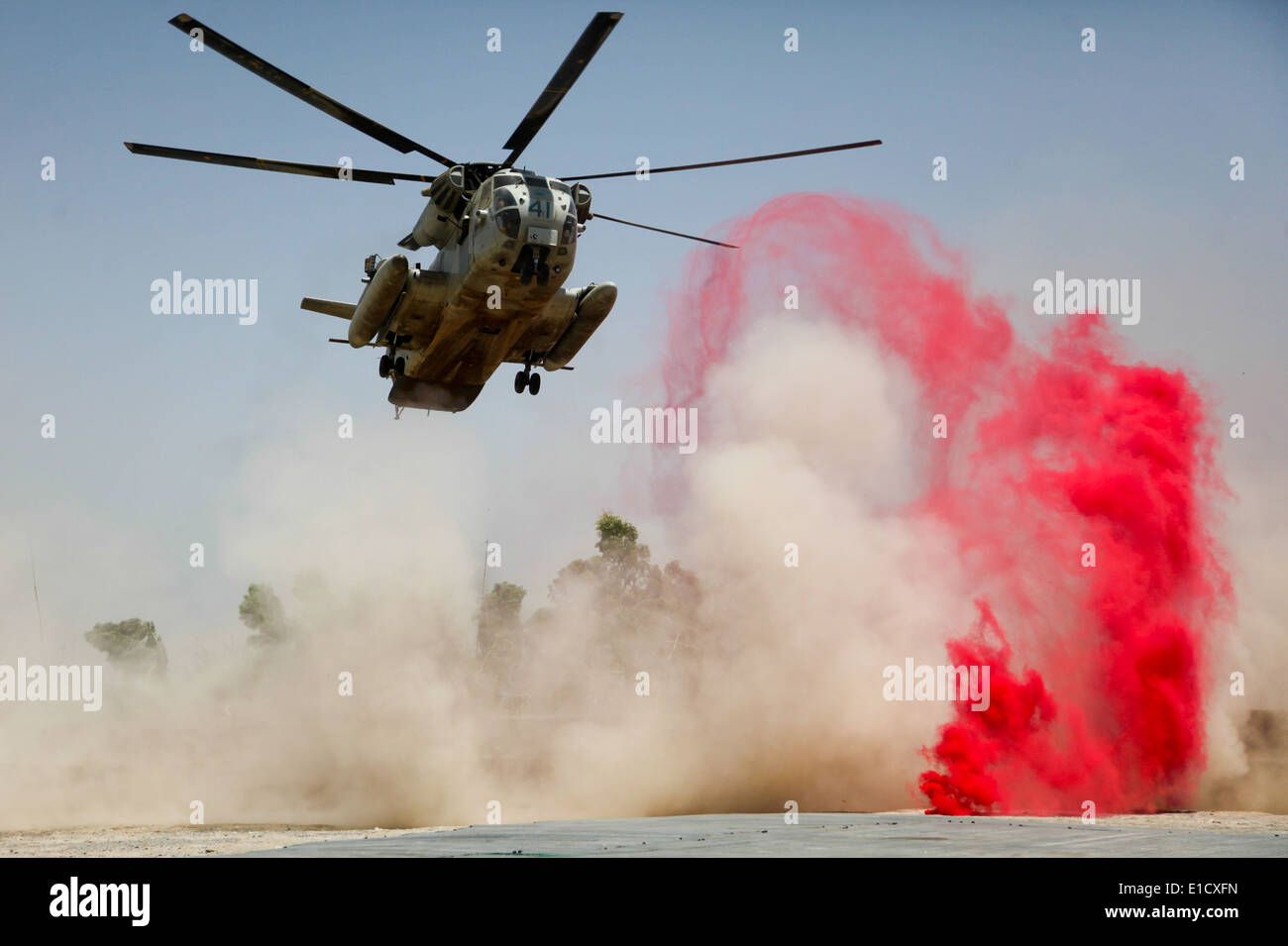Un Cuerpo de Marines de EE.UU tipo CH-53D Mar helicóptero Stallion tierras para entregar suministros a base de patrulla Jaker, Afganistán, 28 de julio de 2009. Foto de stock