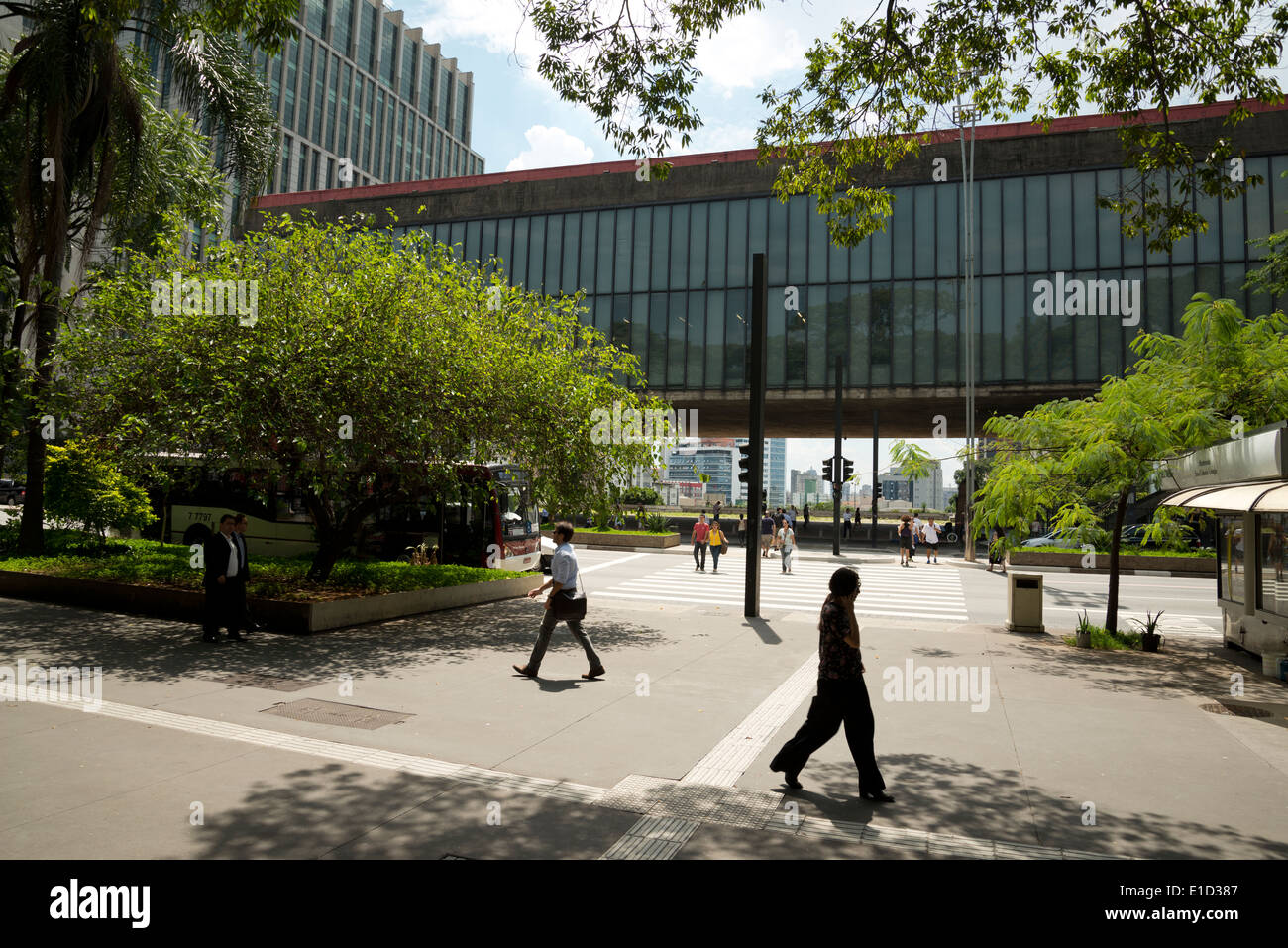 La Avenida Paulista con el Museo de Arte de São Paulo detrás Foto de stock