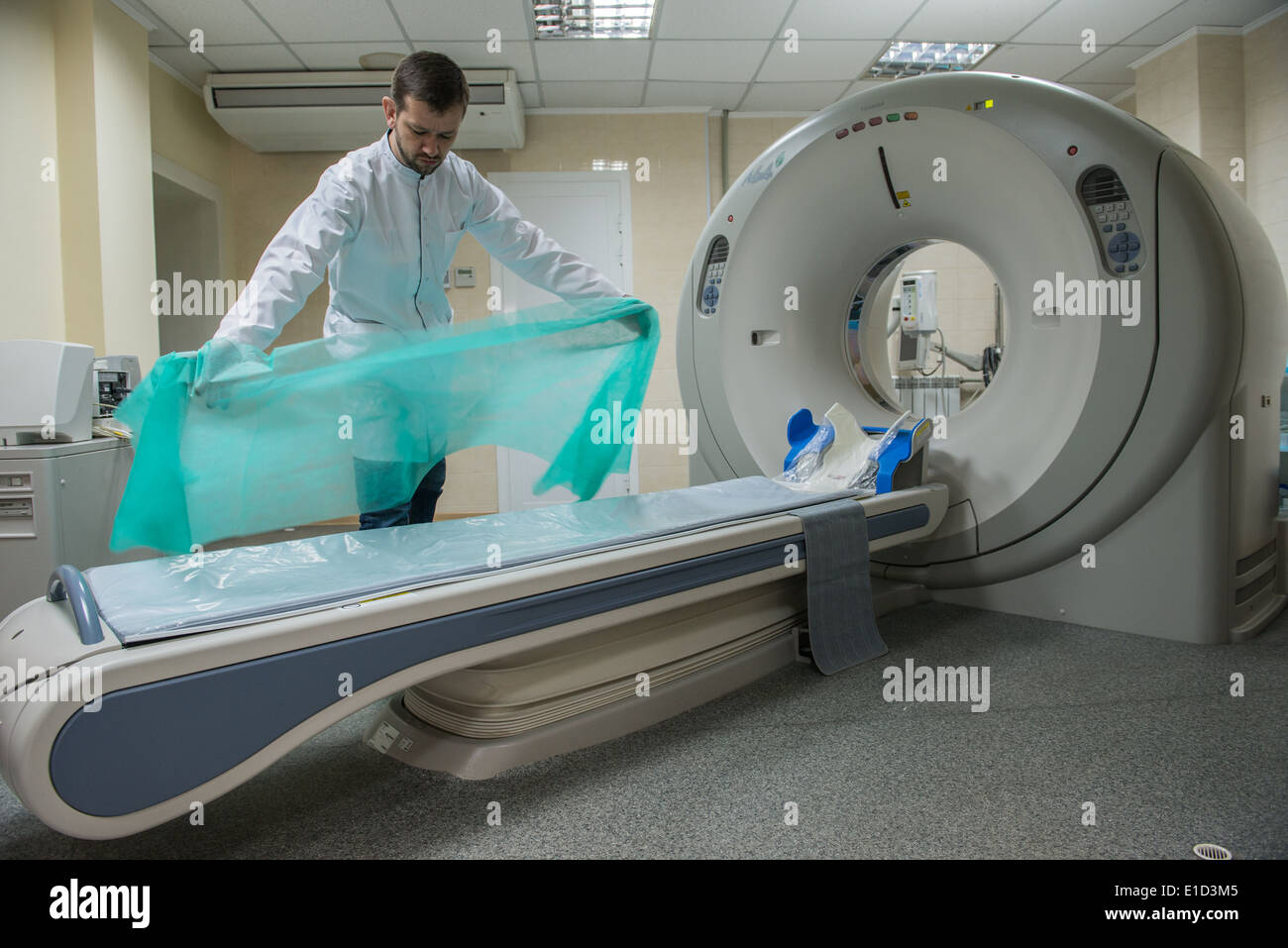 Girando el dispositivo del tubo de rayos X de tomografía computada (TC  Fotografía de stock - Alamy