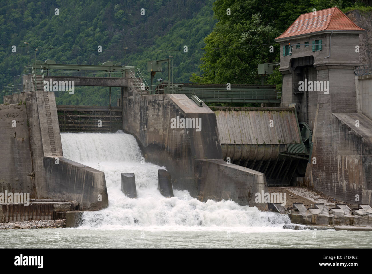 Central hidroeléctrica de propiedad de DB Energie parte de Ferrocarriles Alemanes para producir electricidad para alimentar los trenes Foto de stock