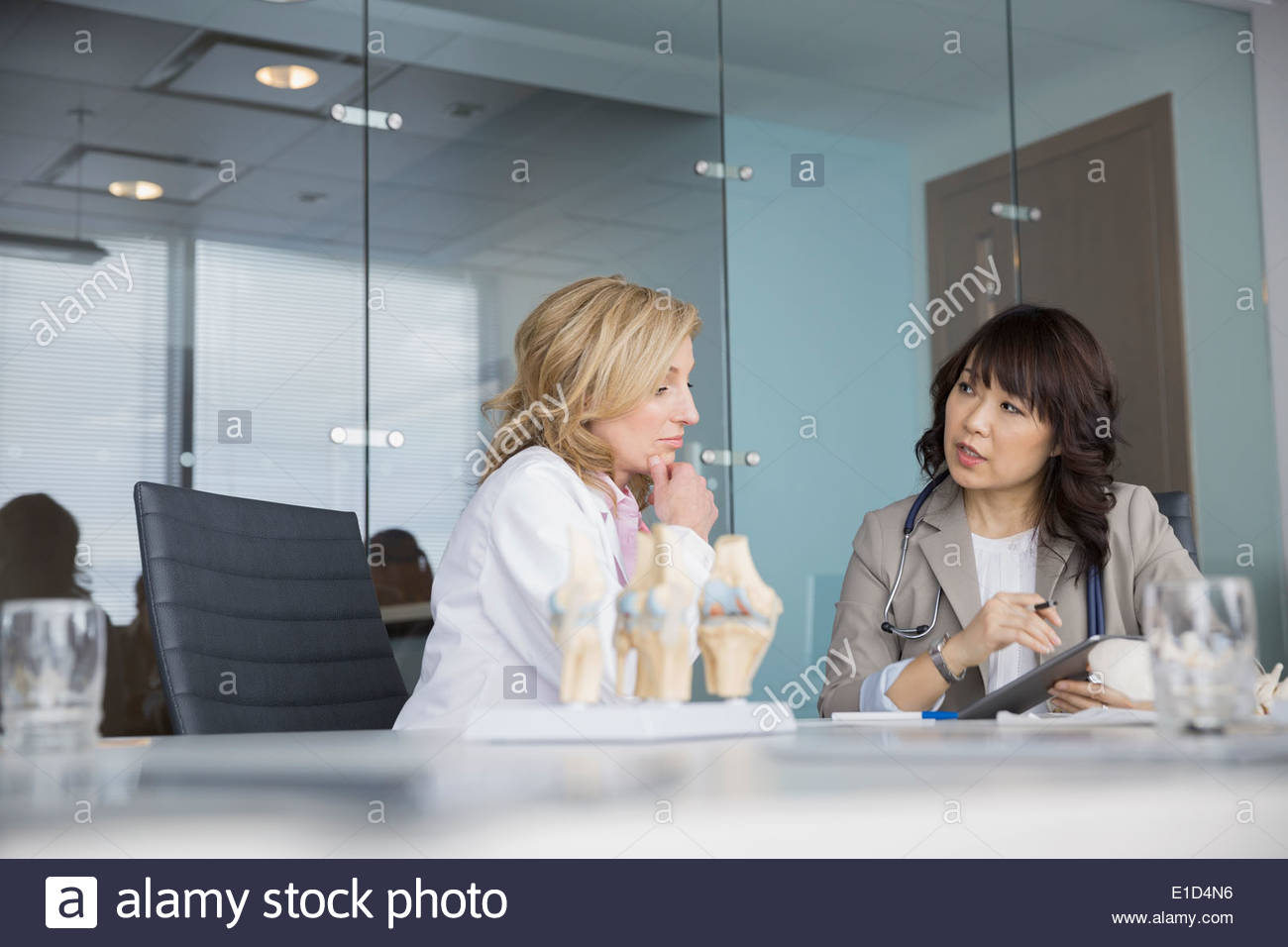 Los médicos en la sala de reunión Foto de stock