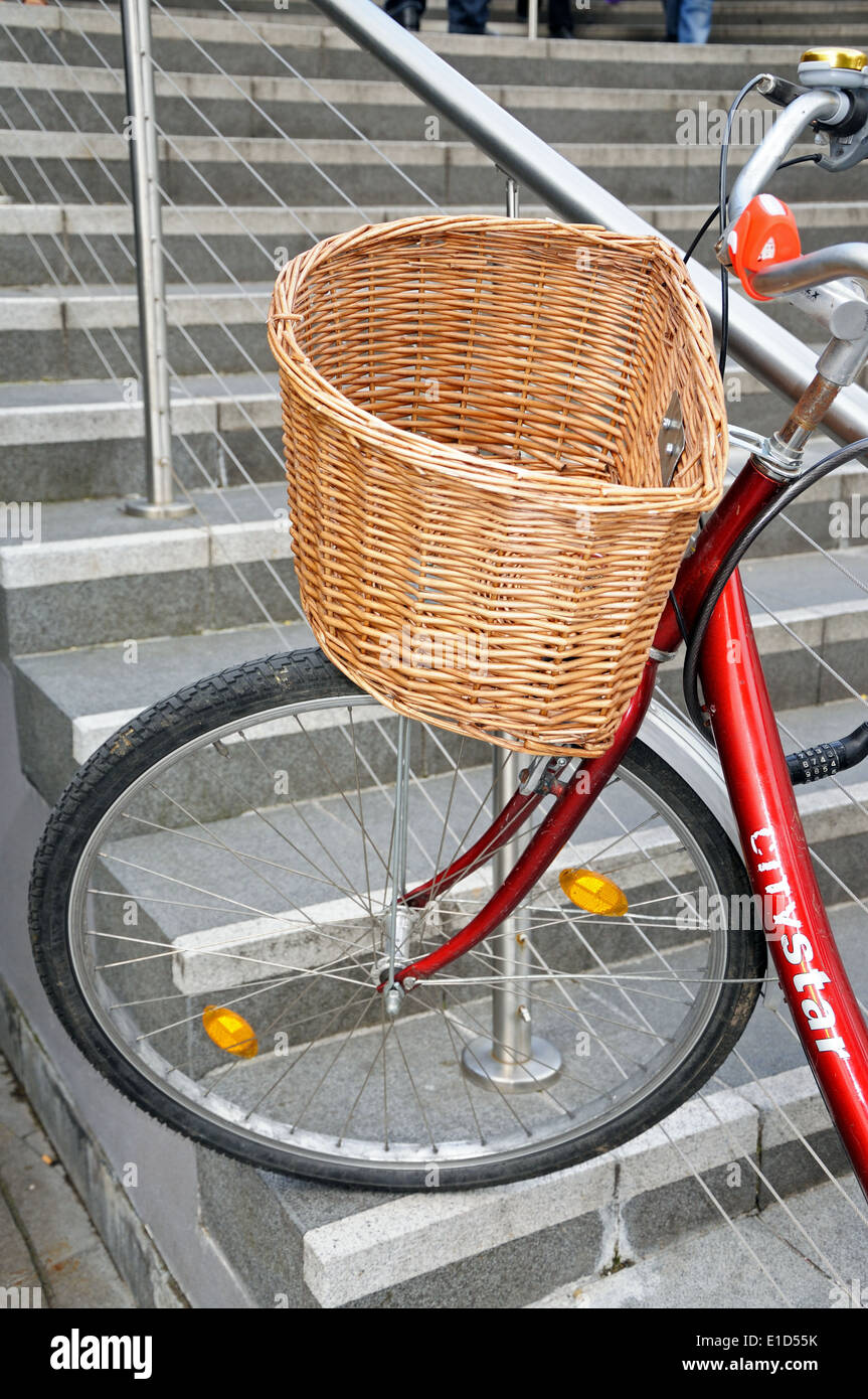Bicicleta con un cesto de mimbre protegido para barandillas de escalera en  el centro de la ciudad, Birmingham, Reino Unido Fotografía de stock - Alamy