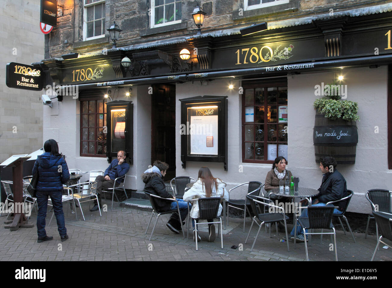 Reino Unido, Escocia, Edimburgo, Rose Street, 1780 Bar & Restaurant, personas Foto de stock