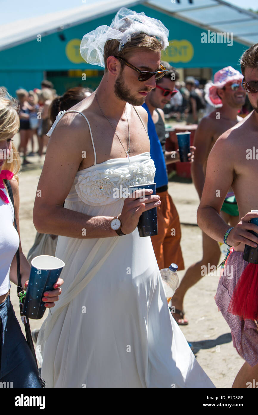 Un baile con hombres vestidos aparejados con hombres vestidos de traje de  un amplio lado titulado 'Los 41 maricones encontrastes en un baile de la  Calle de la Paz el 20 de