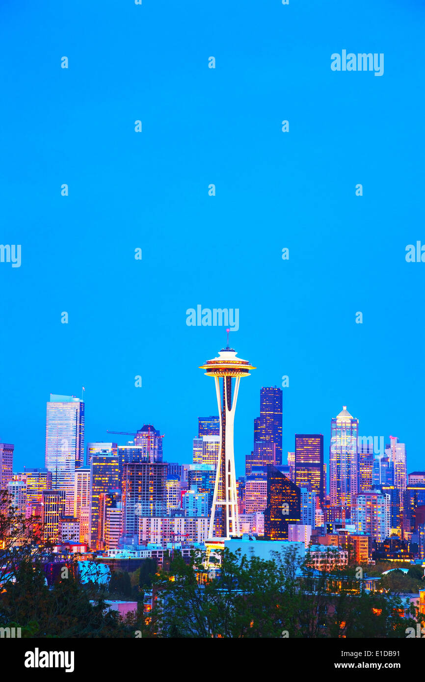 El centro de Seattle paisaje urbano con aguja espacial en la noche como se ve desde el Parque Kerry Foto de stock