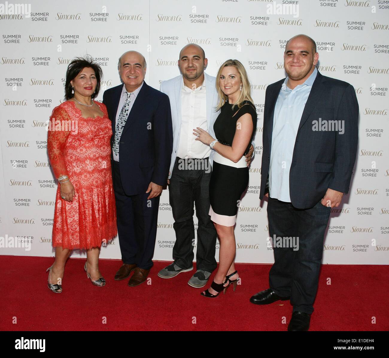 Las Vegas, NV, EE.UU.. El 31 de mayo de 2014. Silvia Ghanimian, Simon G, Zaven Ghanimian, Brooke Brinkman Ghanimian Hratch Ghanimian, en la terminal de llegadas de Simon anual G velada, el Four Seasons Hotel de Las Vegas, NV 31 Mayo, 2014. Crédito: James Atoa/Everett Collection/Alamy Live News Foto de stock