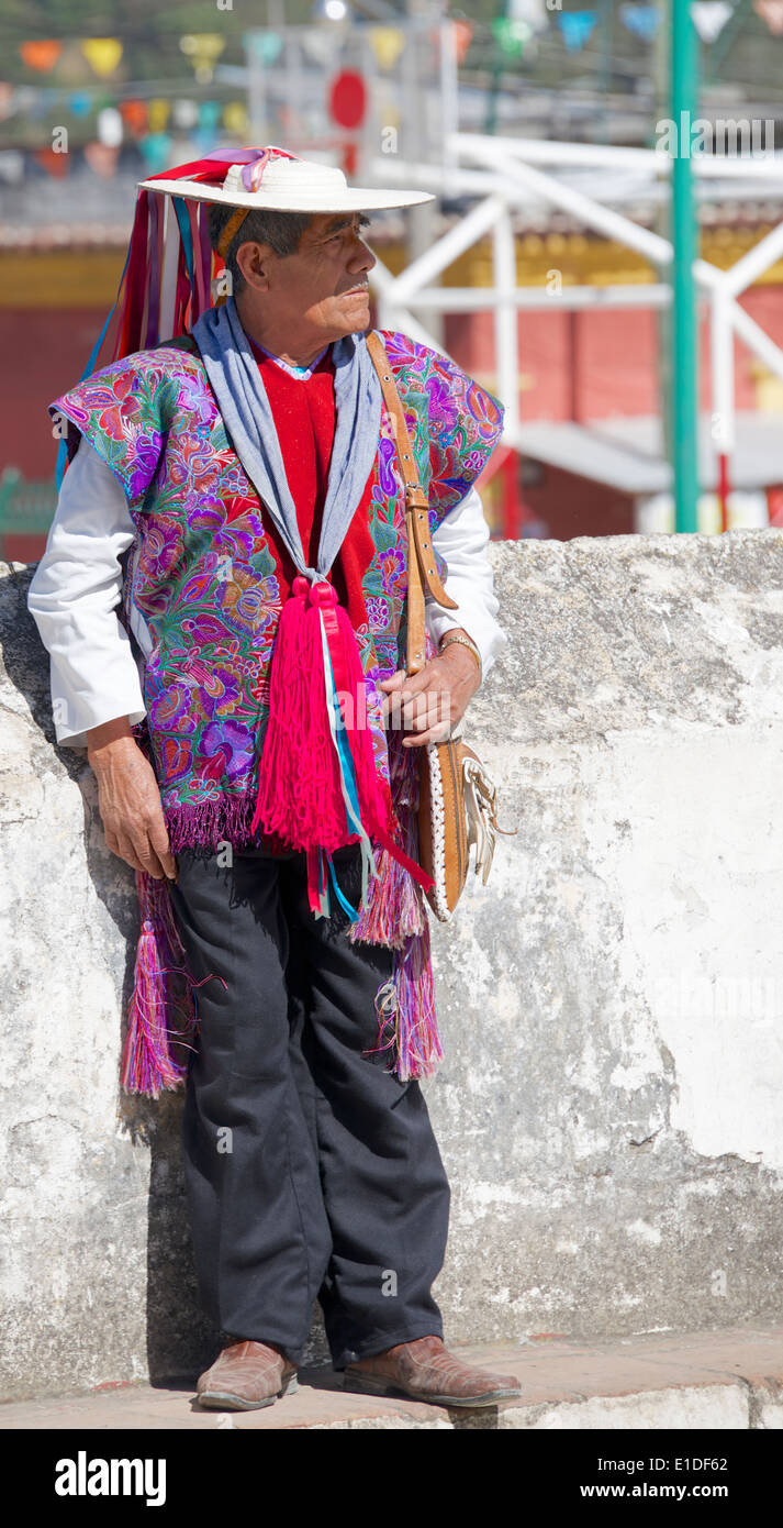 El clérigo de la iglesia india Tzotzil vistiendo ropa tradicional aldea San  Lorenzo Zinacantán Chiapas México Fotografía de stock - Alamy
