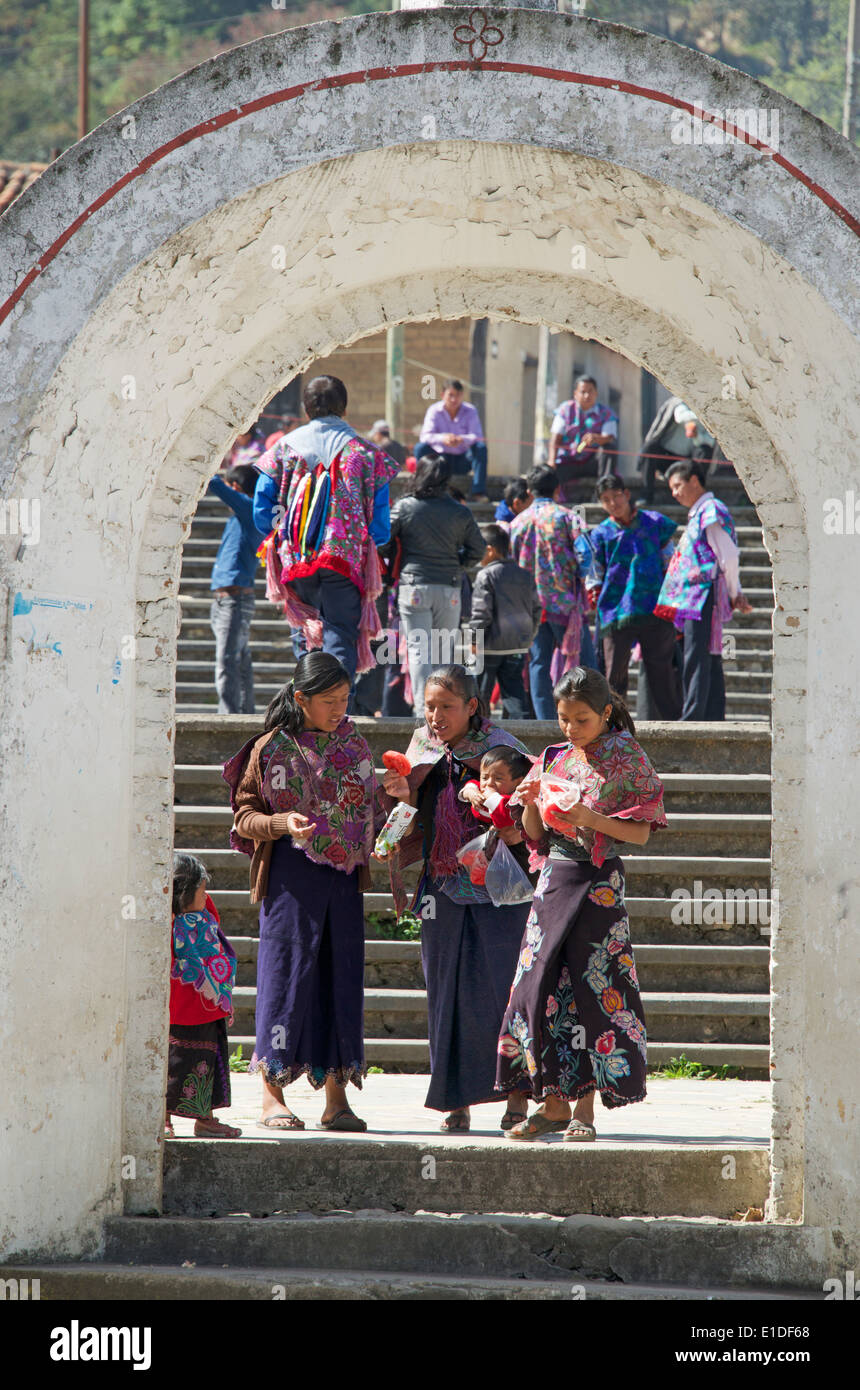 Las mujeres indias tzotziles entrando en el mercado de los domingos Villa San Lorenzo Zinacantán Chiapas México Foto de stock