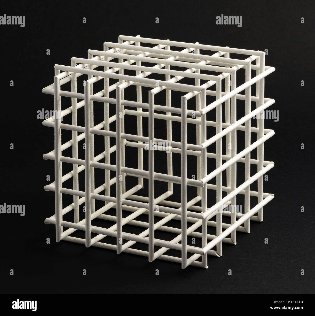 Abra vacía estructura cúbica de celosía con lados equilátero en una típica forma de cubo geométrico sobre un fondo negro en formato cuadrado Foto de stock