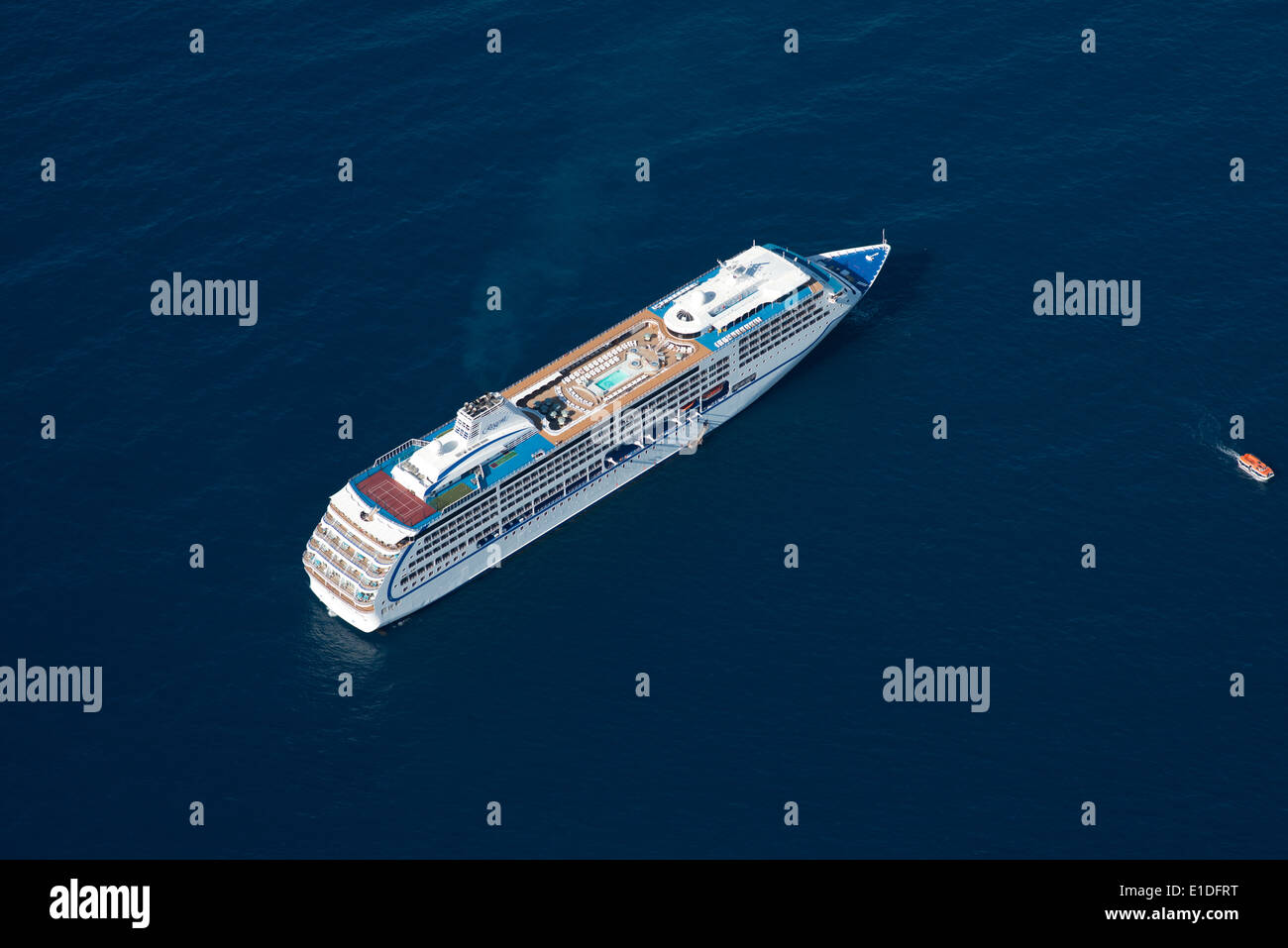 VISTA AÉREA. El crucero Seven Seas Mariner anclado en alta mar cerca del Principado de Mónaco. Foto de stock
