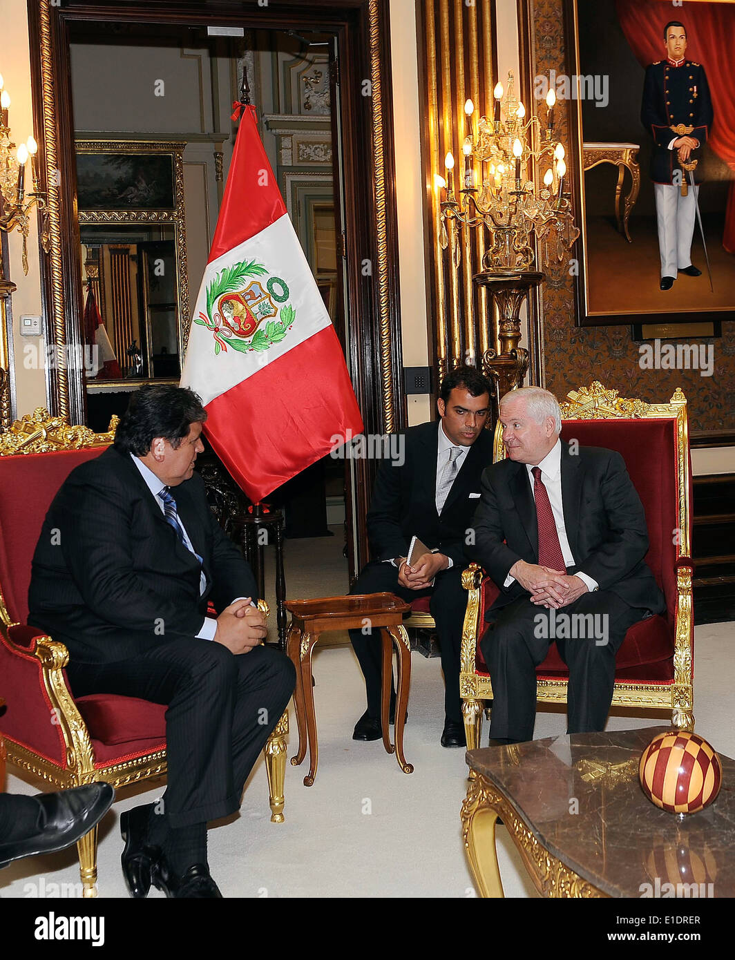El secretario de Defensa Robert M. Gates y el presidente peruano Alan García celebrar una reunión en el palacio presidencial de Miraflores en Lima, Perú Foto de stock