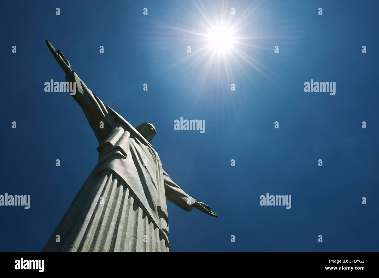 Río de Janeiro, Brasil - 20 de octubre de 2013: Cerca de la estatua del Cristo Redentor en la montaña de Corcovado bajo el sol. Foto de stock