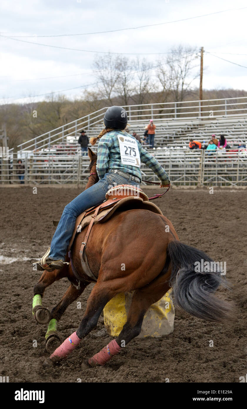 Teenage high school Girl compite en carreras de barril. Foto de stock