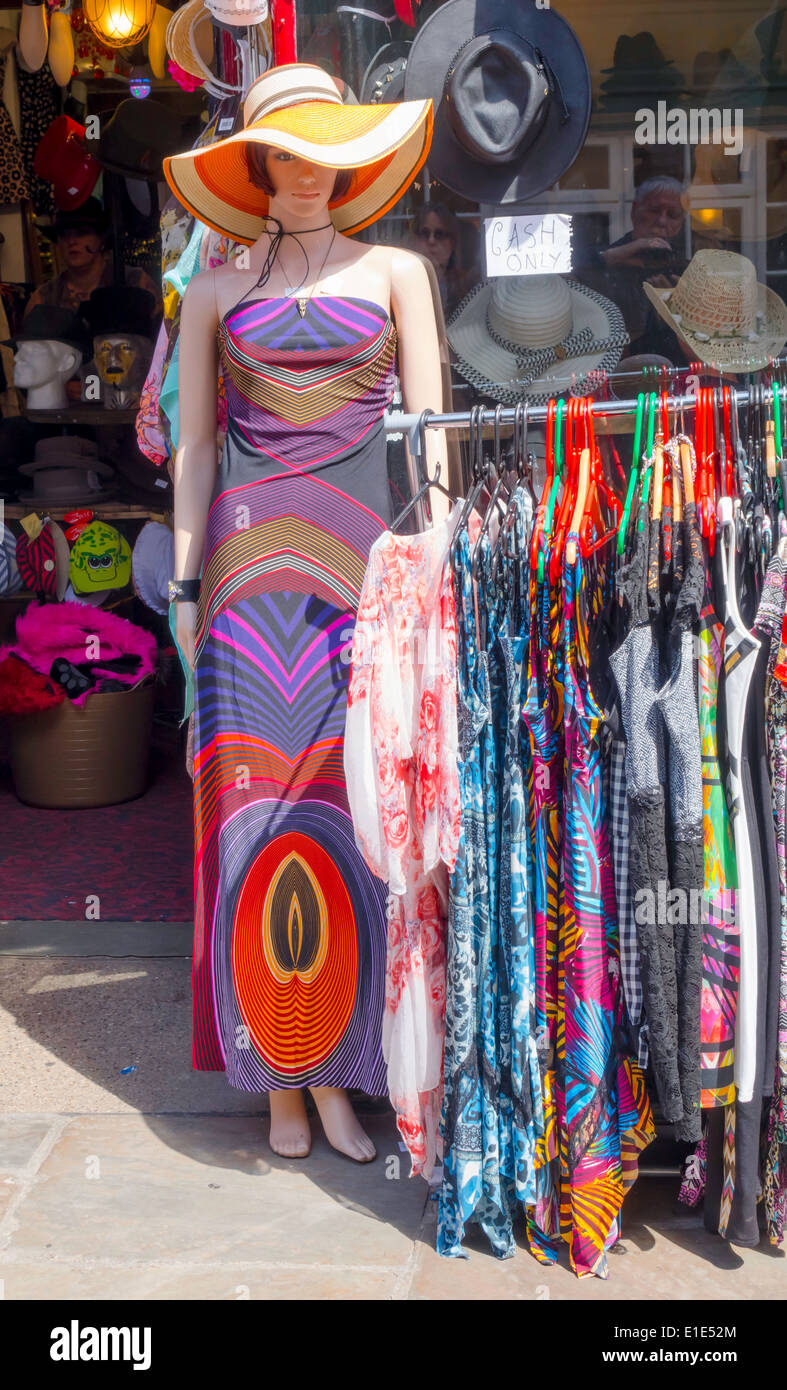 Gorros para el sol, tanto para hombres como para mujeres en venta en una  tienda en Florida, EE.UU Fotografía de stock - Alamy