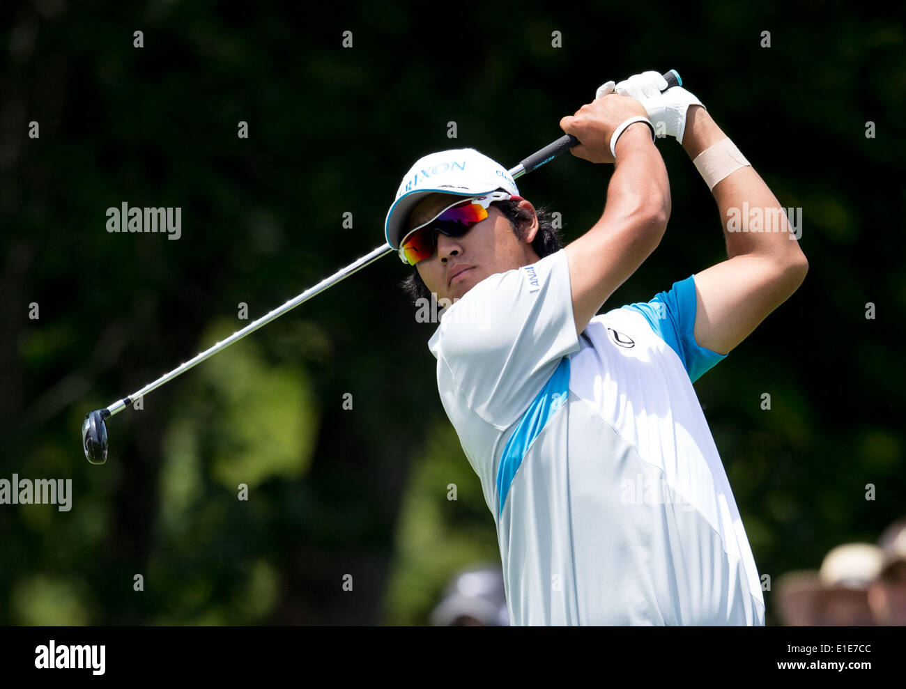 (140602) -- DUBLÍN, 2 de junio de 2014 (Xinhua) -- Hideki Matsuyama del Japón aterriza durante la ronda final del Torneo Memorial en Muirfield Village Golf Club en Dublín, los Estados Unidos, el 1 de junio de 2014. Matsuyama ganó en play off sobre Kevin na de los Estados Unidos y afirmó que el campeón. (Xinhua/Shen Ting) Foto de stock