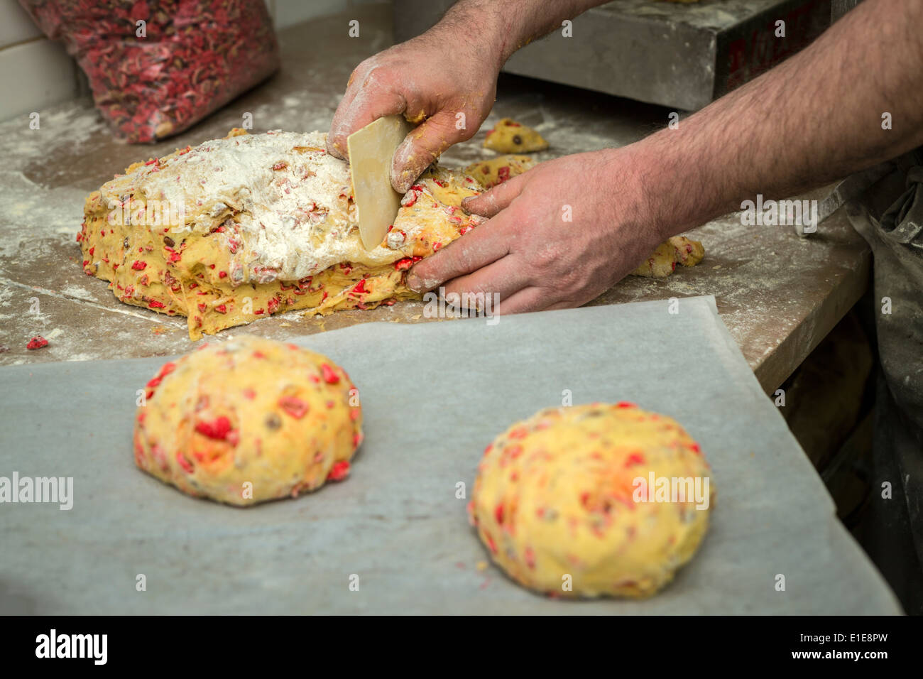 El brioche con almendras azucaradas (pastel de Saint Génix). Fabricación de brioches aux pralines (Gâteau de Saint Génix). Foto de stock