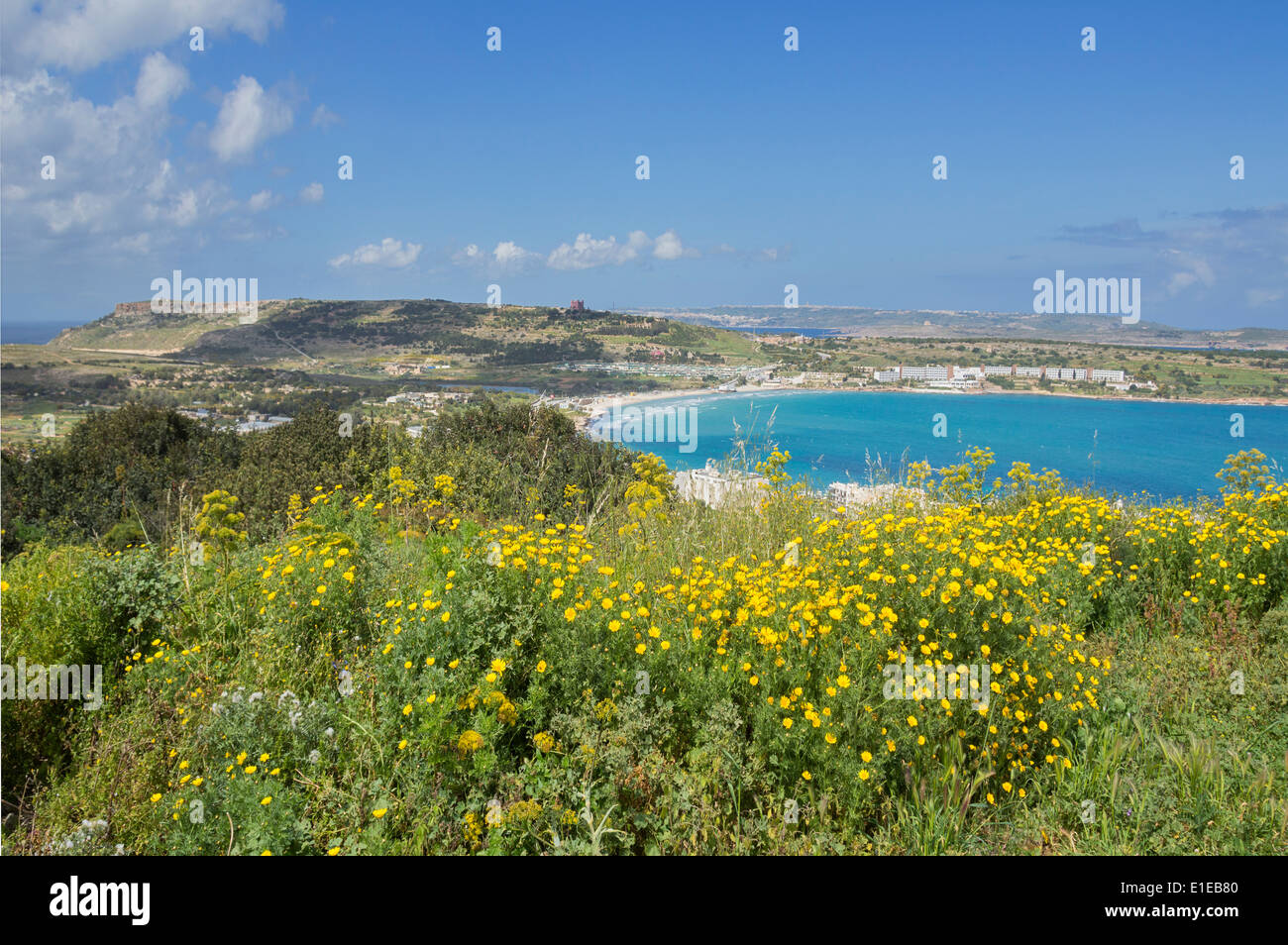 Mirando a la bahía de Mellieha y gozo de Mellieha, Malta, Europa. Foto de stock