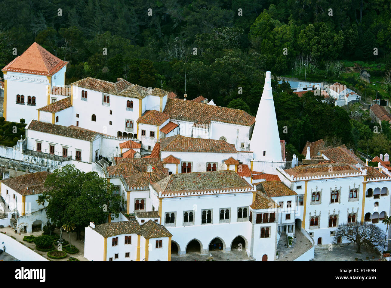 Palacio Nacional de Sintra, antiguo palacio real y sitio de patrimonio mundial de la UNESCO Portugal Europa occidental Foto de stock