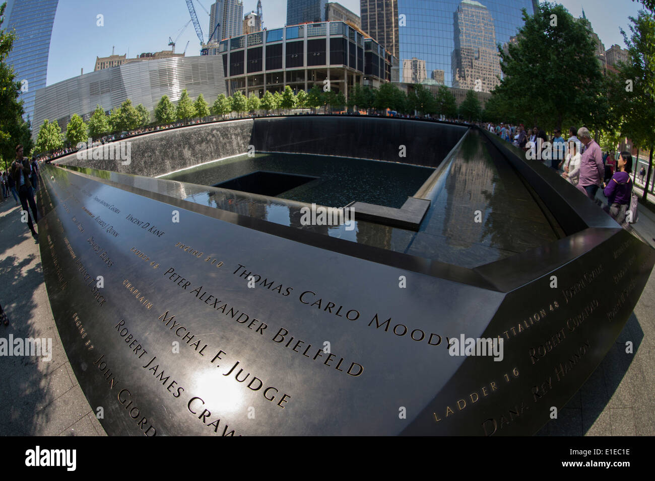 Distorsionada por objetivo ojo de pez, los nombres de las víctimas en el Memorial del 9/11 en Nueva York, asesinado en las ubicaciones de los ataques terroristas perpetrados el 11 de septiembre de 2001. El 11 de septiembre Nacional Memorial es un homenaje de recuerdo y honor a los casi 3.000 personas que murieron en los ataques terroristas del 11 de septiembre de 2001, en el World Trade Center, cerca de Shanksville, Pensilvania, y en el Pentágono, así como las seis personas que murieron en el World Trade Center en febrero de 1993. Foto de stock