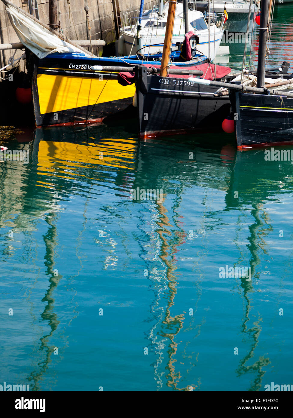 Barcos de pesca en el puerto de Barfleur, Canal de la costa de la península de Cotentin, Normandía, Francia Foto de stock