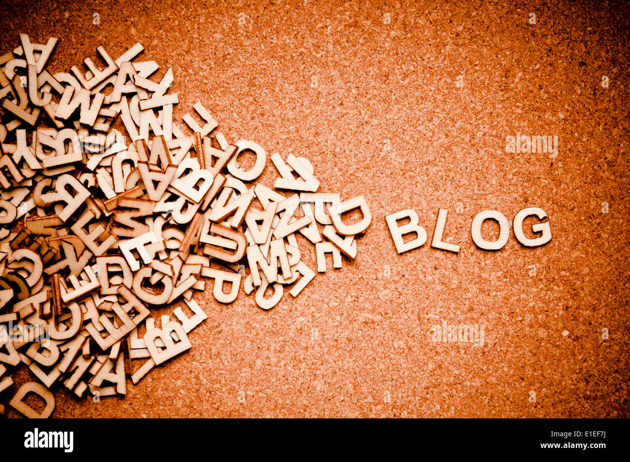 BLOG de palabras formadas a partir de letras de madera dispersos - blog concepto Foto de stock