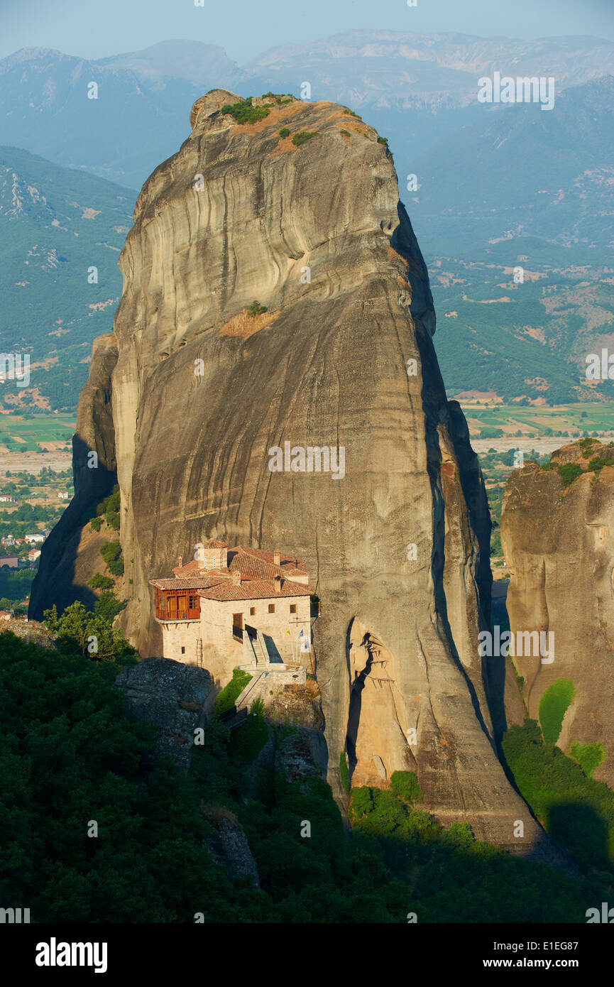 Grecia, Tesalia, Meteora, Unesco World Hertitage, Roussanou Monasterio Foto de stock