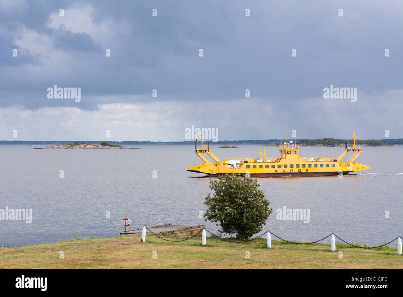 Amarillo en ferry ferry, el archipiélago de Karlskrona en Suecia Foto de stock