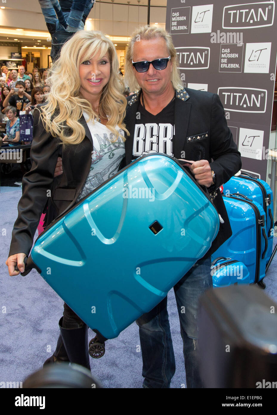 Osnabrück, Alemania. 02Nd Junio, 2014. Robert Geiss empresario y su esposa  Carmen Presente la maleta Titan X2 durante la inauguración de su tienda de  maletas de Titán en la boutique de moda