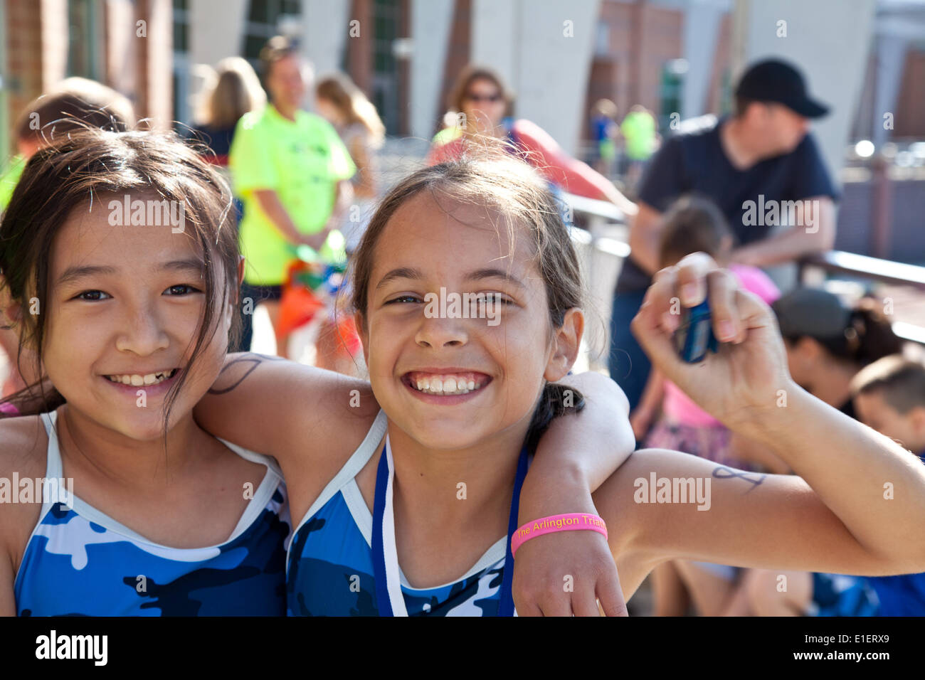 Arlington, Virginia, EE.UU. El 1 de junio de 2014. Sofia Rosato (8, derecha) y Sophie Bolin (9, izquierda) acaba de terminar su primer triatlón. El Arlington Club Triatlón organiza el primer triatlón juvenil en Arlington, Virginia. El evento fue parte de la Juventud de Arlington Festival Multisport Foto de stock