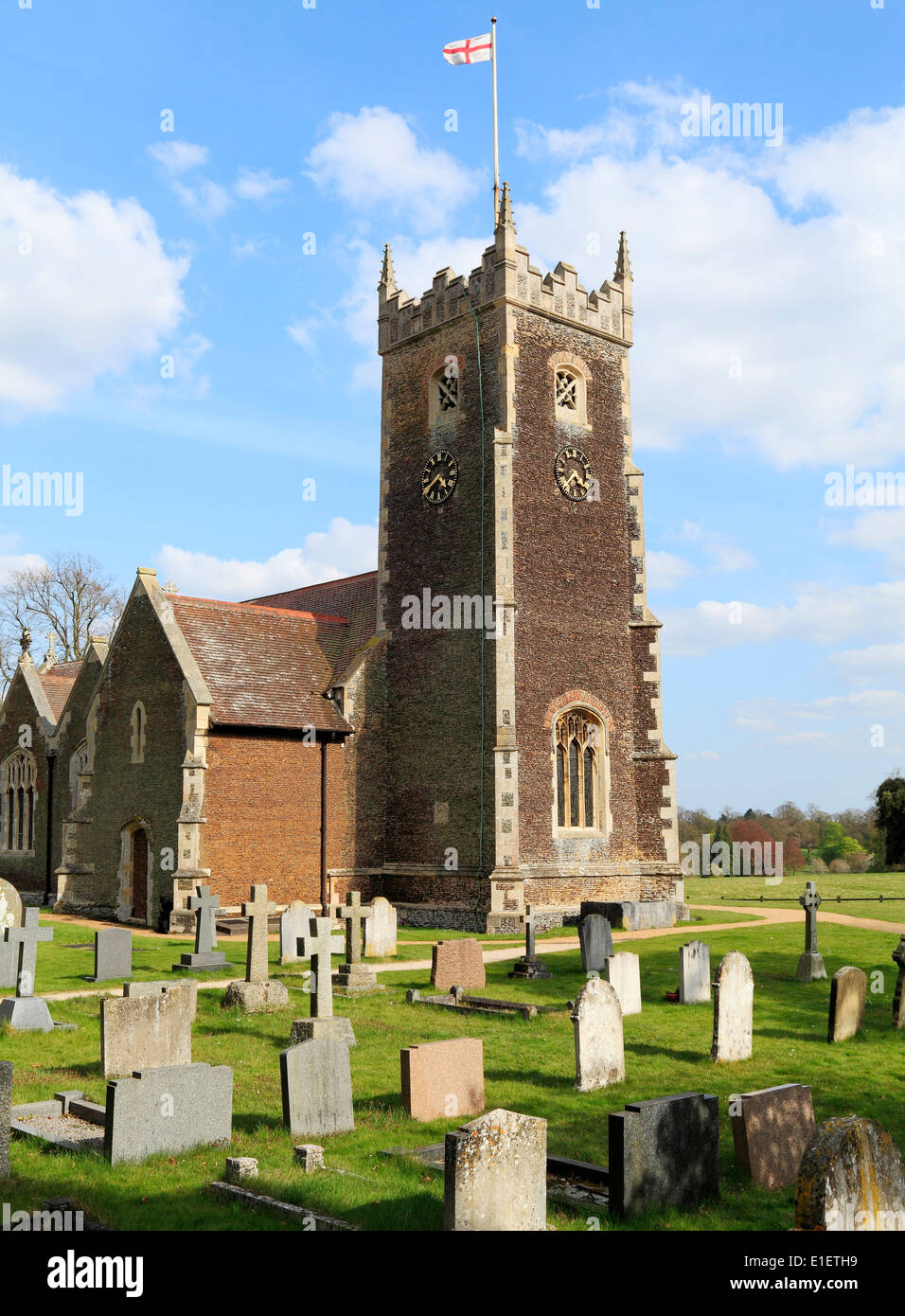 Iglesia Parroquial de Sandringham, la bandera de San Jorge, Norfolk, Inglaterra que enarbola bandera de Saint George, Saint George's flags carstone Foto de stock
