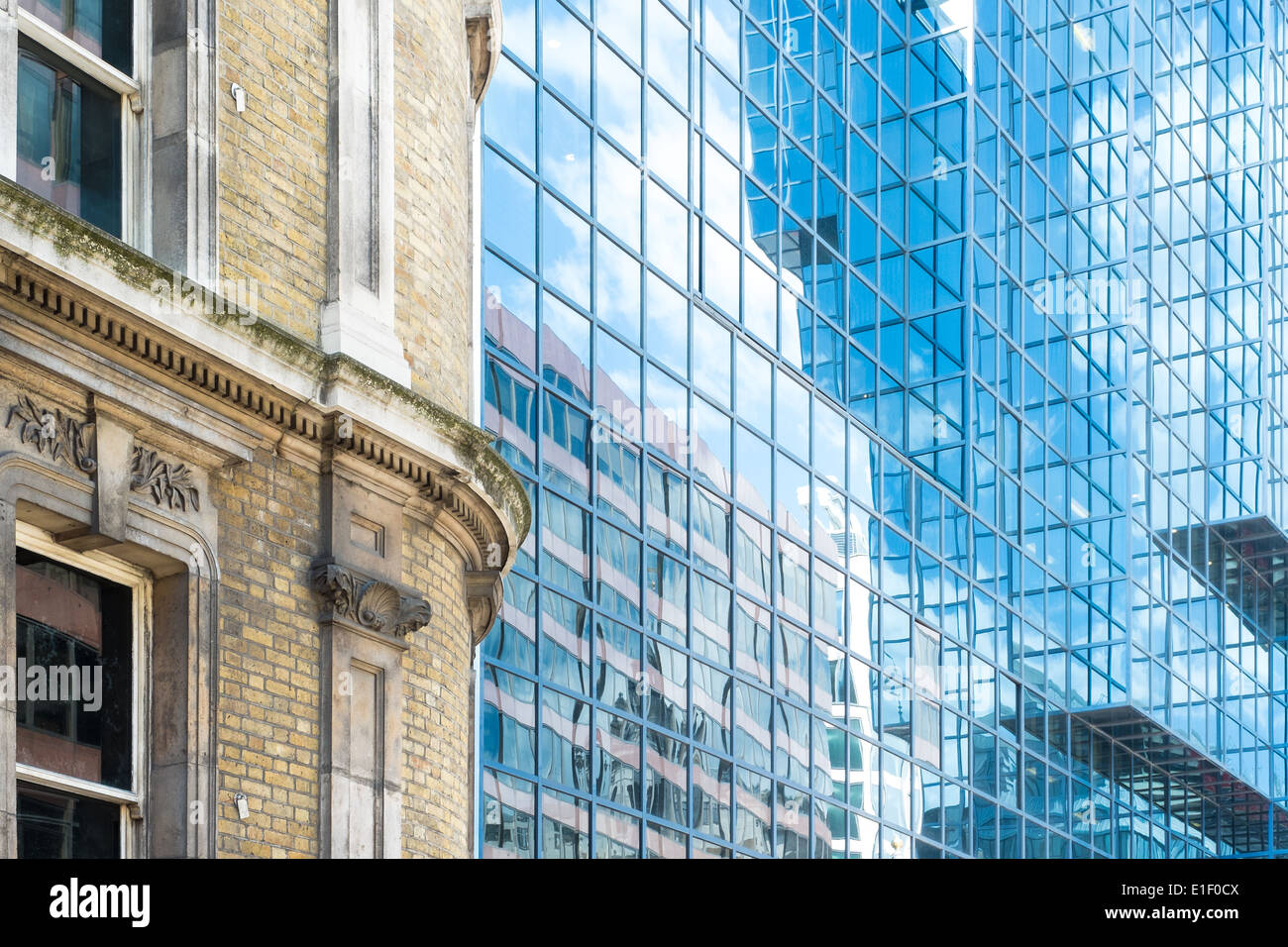 Fotografía del contraste entre la vieja y nueva arquitectura londinense. Foto de stock