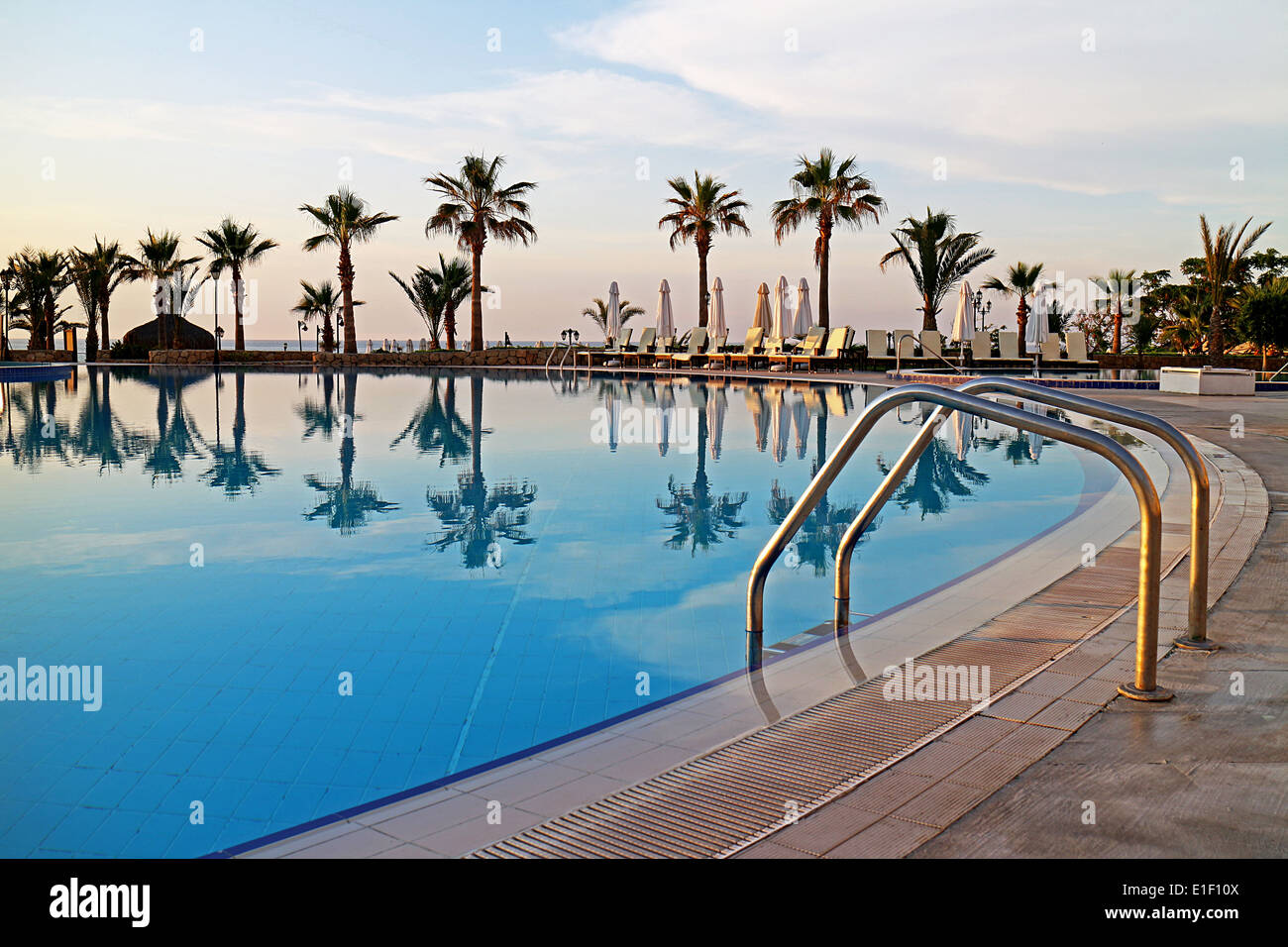 La piscina del complejo tropical con palmeras Foto de stock