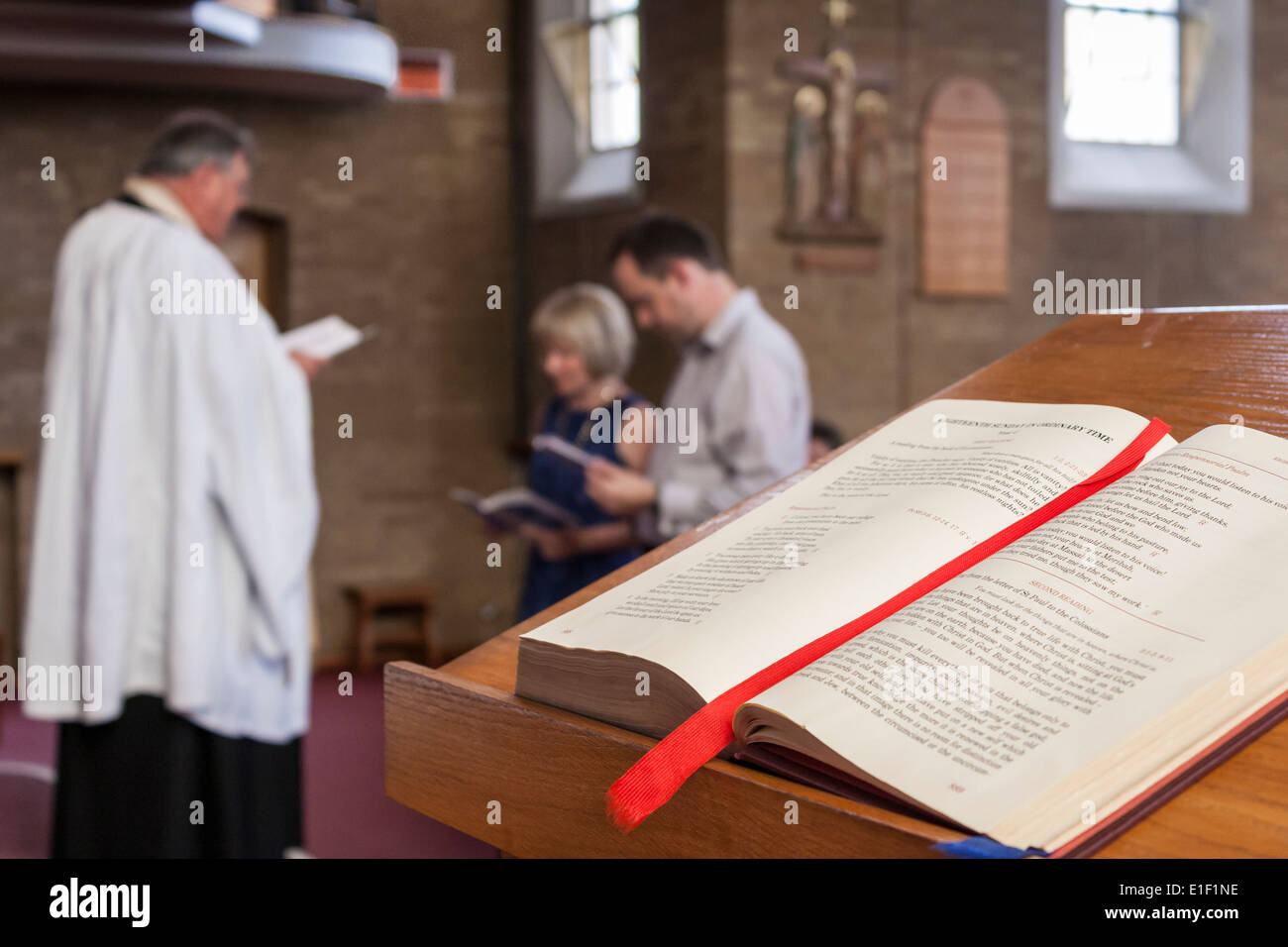 Un par renovar sus votos matrimoniales en una iglesia católica romana. Inglaterra, GB, Reino Unido Fotografía de stock - Alamy Un par renovar sus votos matrimoniales en una iglesia católica romana. Inglaterra, GB, Reino Unido Fotografía de stock - Alamy