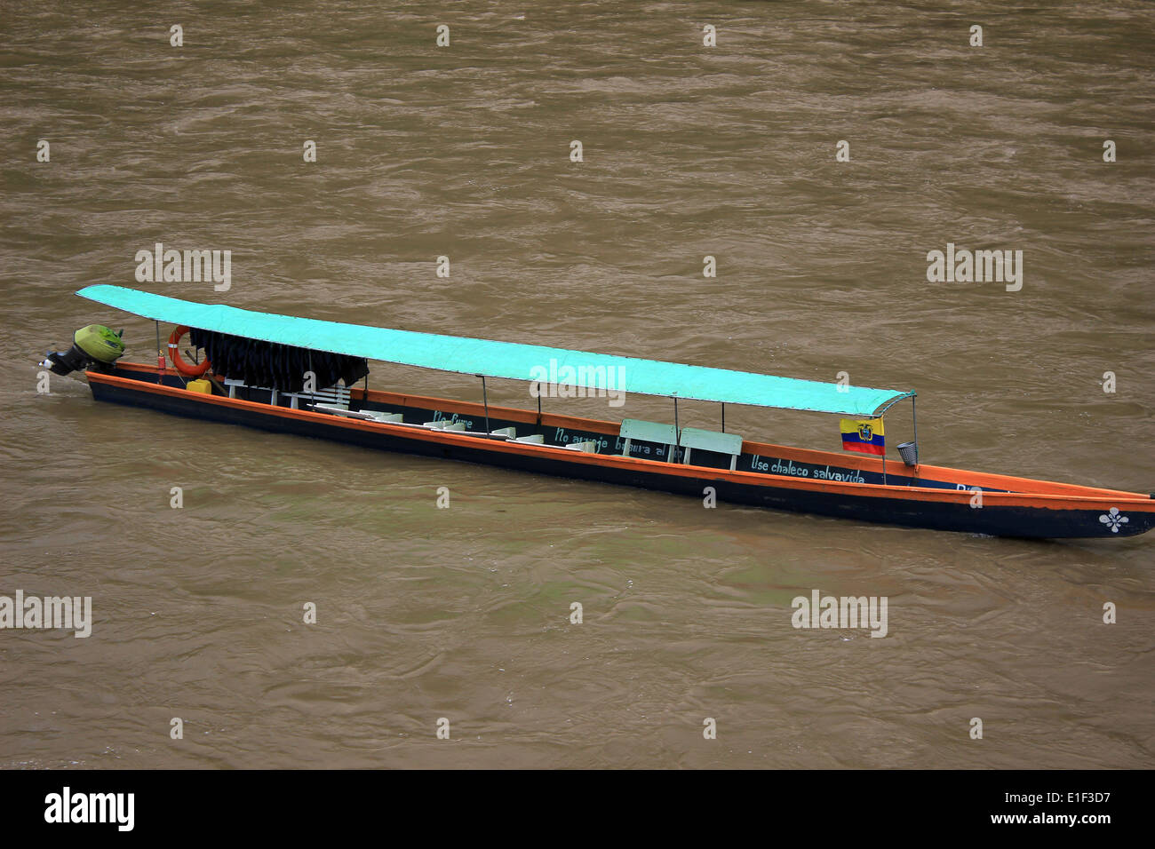 Un bote de madera en el río Napo en Mishaulli, Ecuador Foto de stock