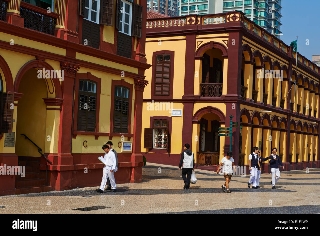 China, Macao, arquitectura colonial sobre la Avenida do Conselheiro Ferreira de Almeida Foto de stock