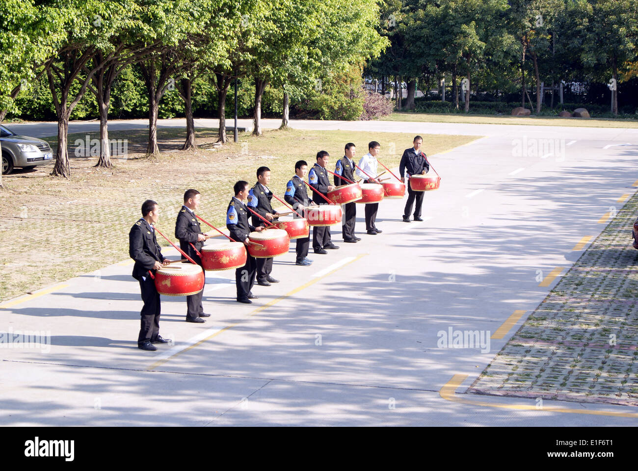 La comunidad china guardia de seguridad los tambores en la práctica Foto de stock