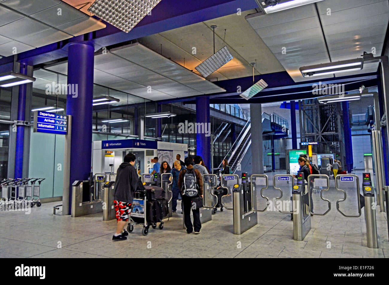 La estación de metro de la Terminal 5 de Heathrow, el aeropuerto de Heathrow, London Borough of Hillingdon, Londres, Inglaterra, Reino Unido Fotografía de stock - Alamy La estación de metro de la Terminal 5 de Heathrow, el aeropuerto de Heathrow, London Borough of Hillingdon, Londres, Inglaterra, Reino Unido Fotografía de stock - Alamy
