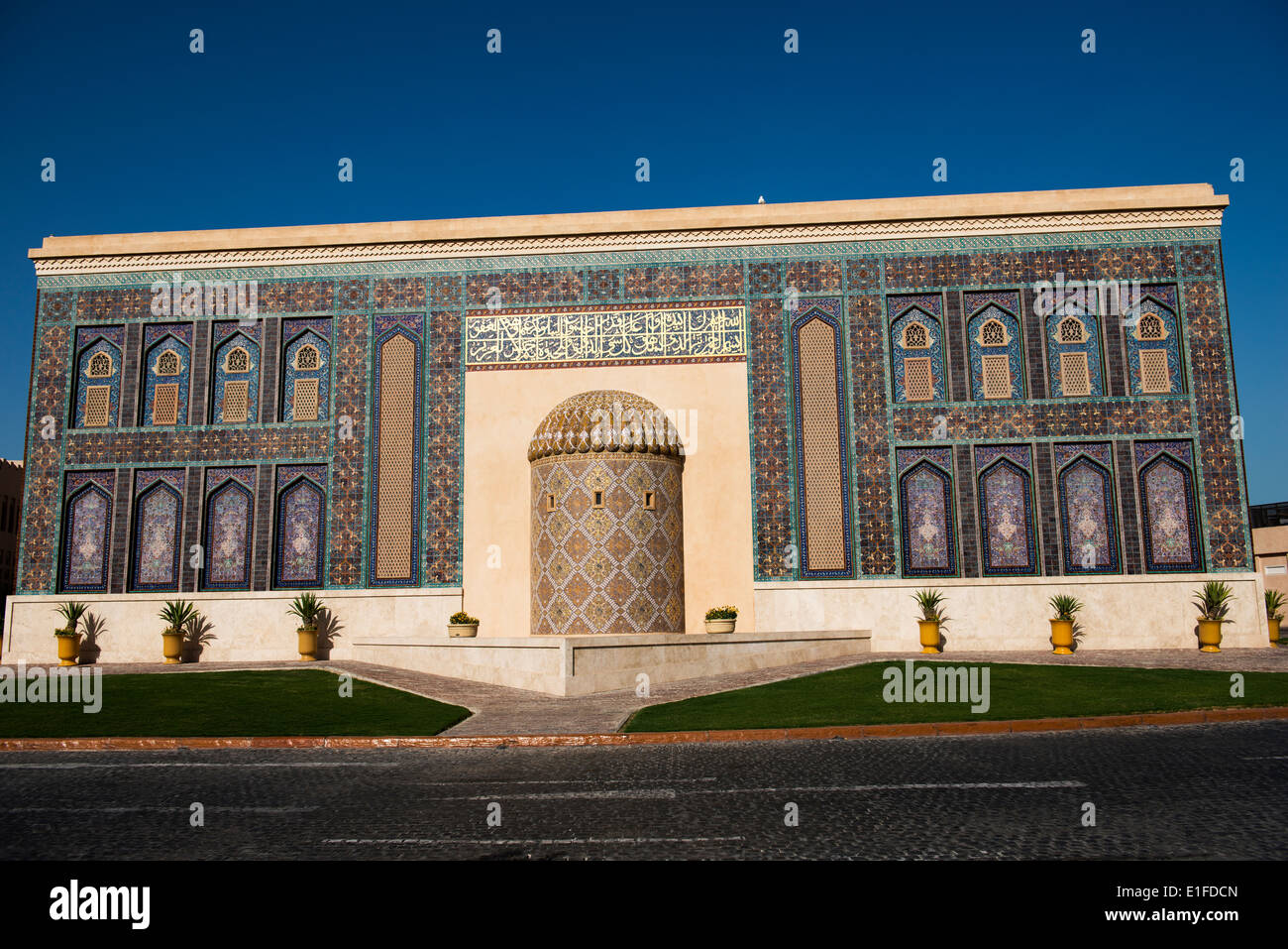 Bellos edificios culturales en el centro cultural de Katara en Doha, Qatar. Foto de stock