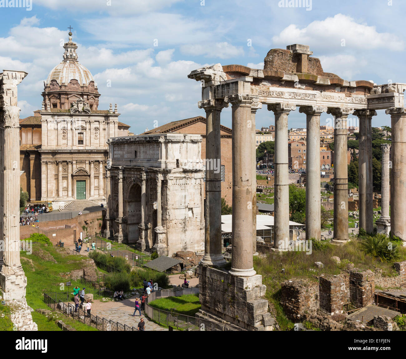 Roma, Italia. El Foro Romano. El arco de Septimio Severo en el centro. Foto de stock